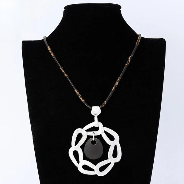 Vintage Collare Necklace for Women with Suspension Frosting Resin Pendants