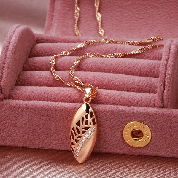 New Elegant Oval Pendant Necklaces With Natural Zircon Vintage Texture Women