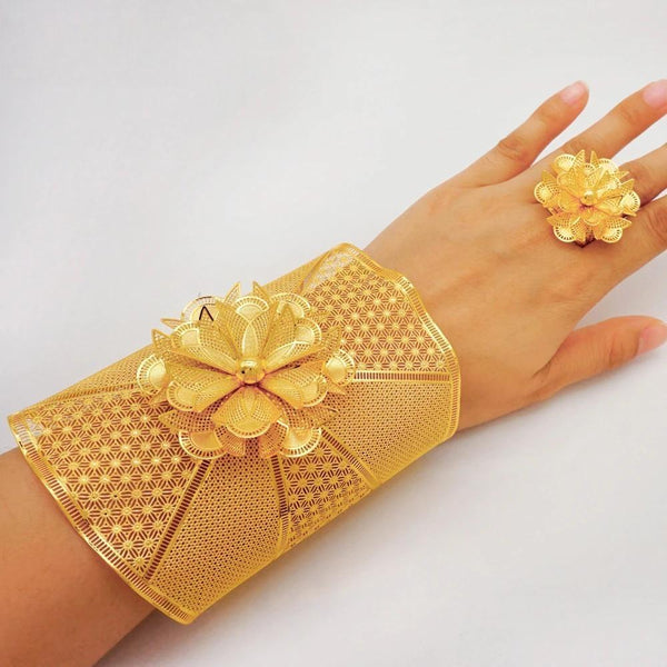 Middle East Female Big Gold Color Bangles