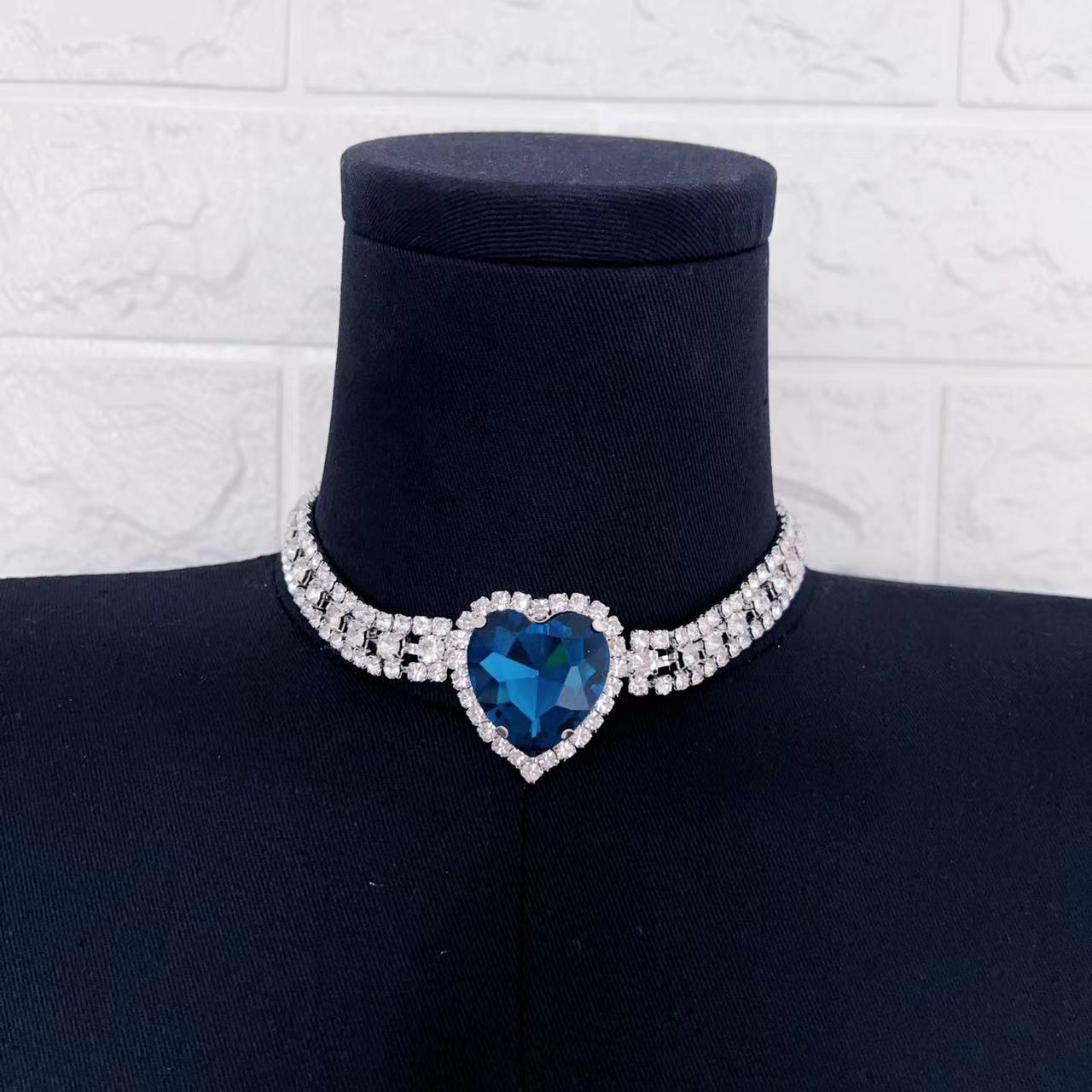 Baroque style rhinestone hollowed out large heart-shaped crystal necklace for women