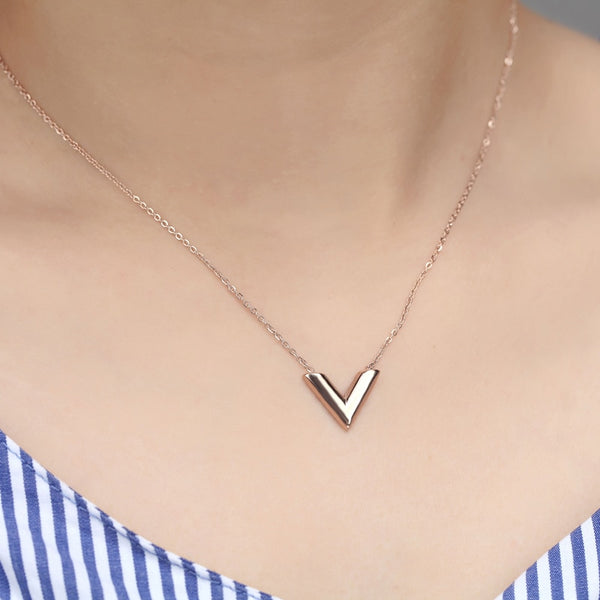 Classic Design Famous Brand V Letter Pendant Necklace