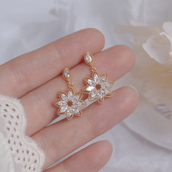 Bling AAA Zirconia Hollow Lace Stud Earring