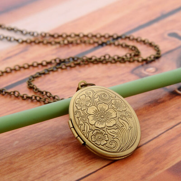 Oval Carved Flower Stripe Locket Pendant Necklace